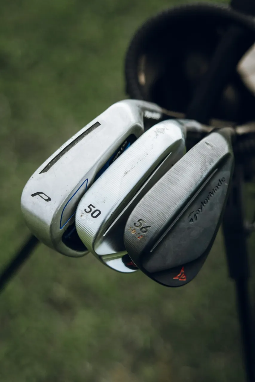 Clubs de golf dans un sac sur le terrain
