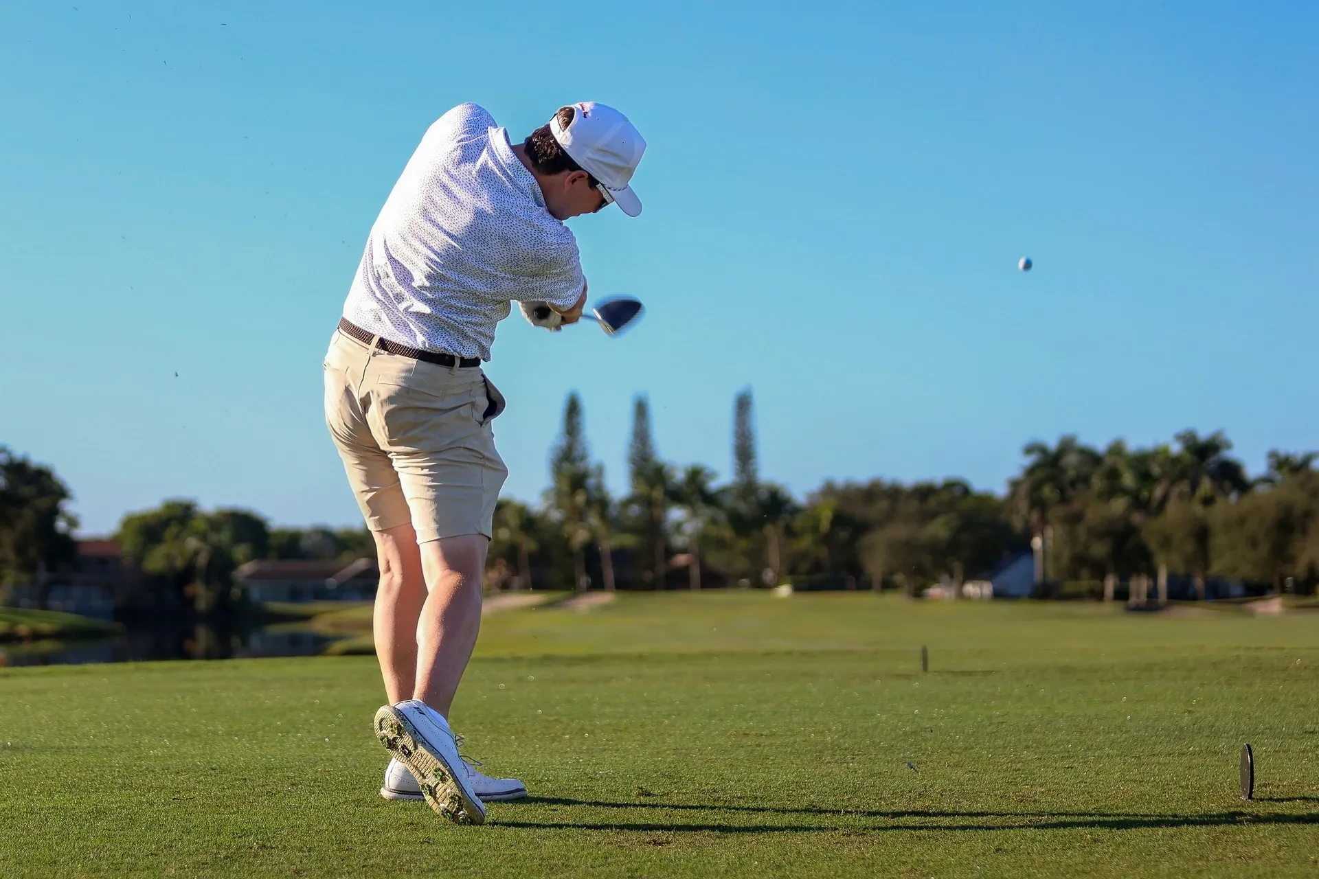 Golfeur frappant une balle sur le parcours