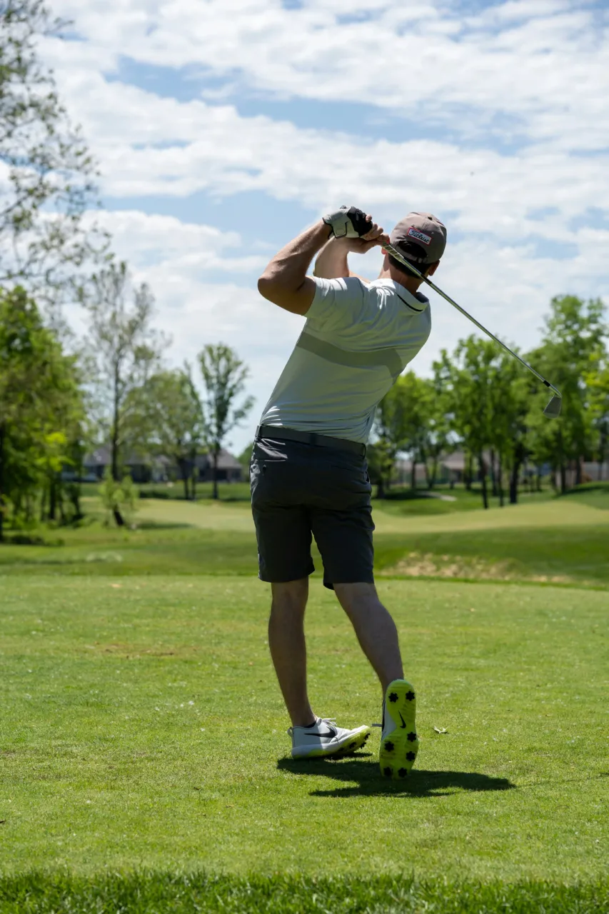 Golfeur frappant une balle sur le parcours