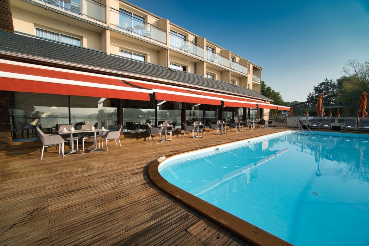 Vue sur la piscine extérieure depuis la terrasse du Restaurant l'Albatros.