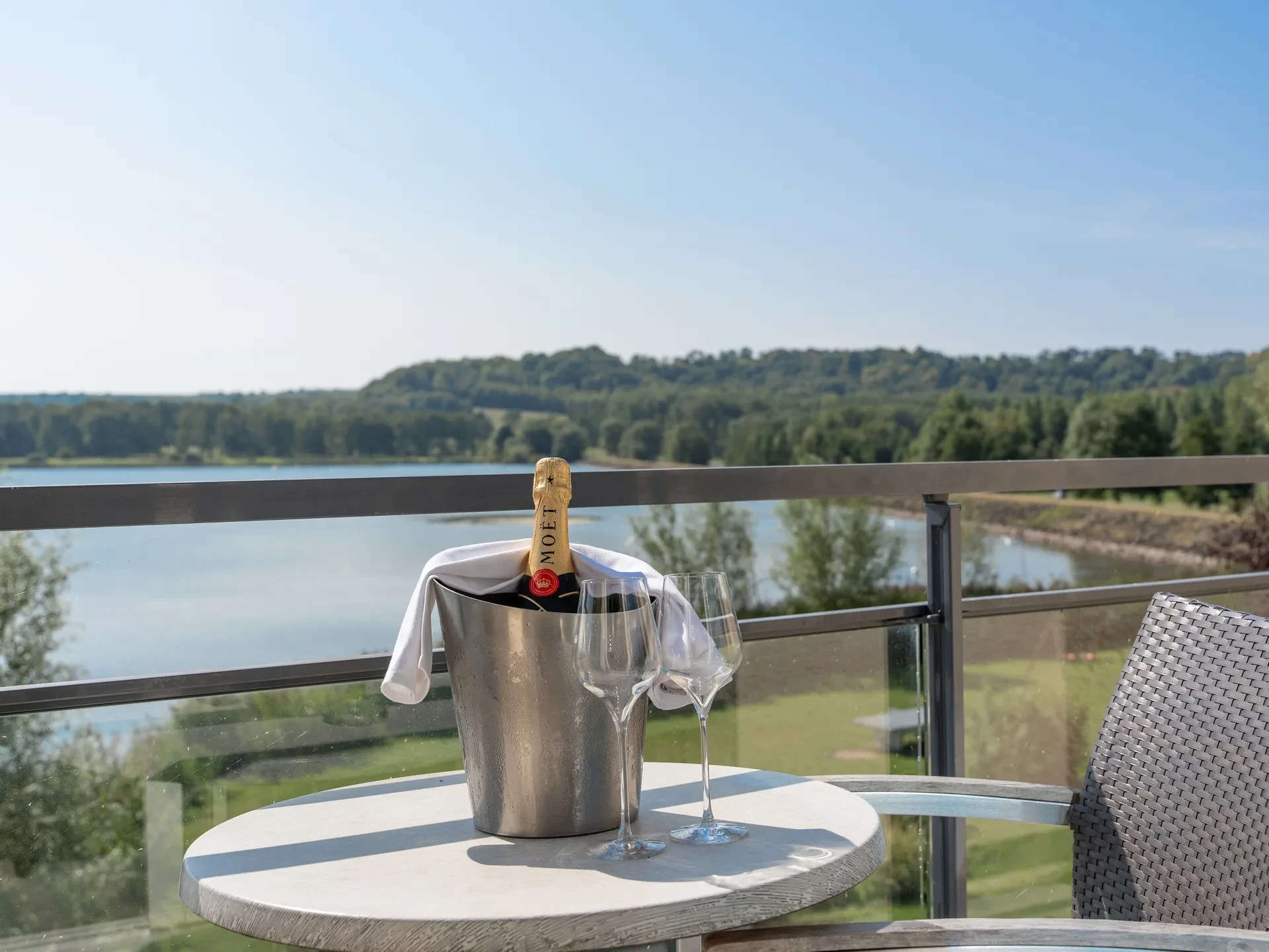 Champagne sur table avec vue lac.