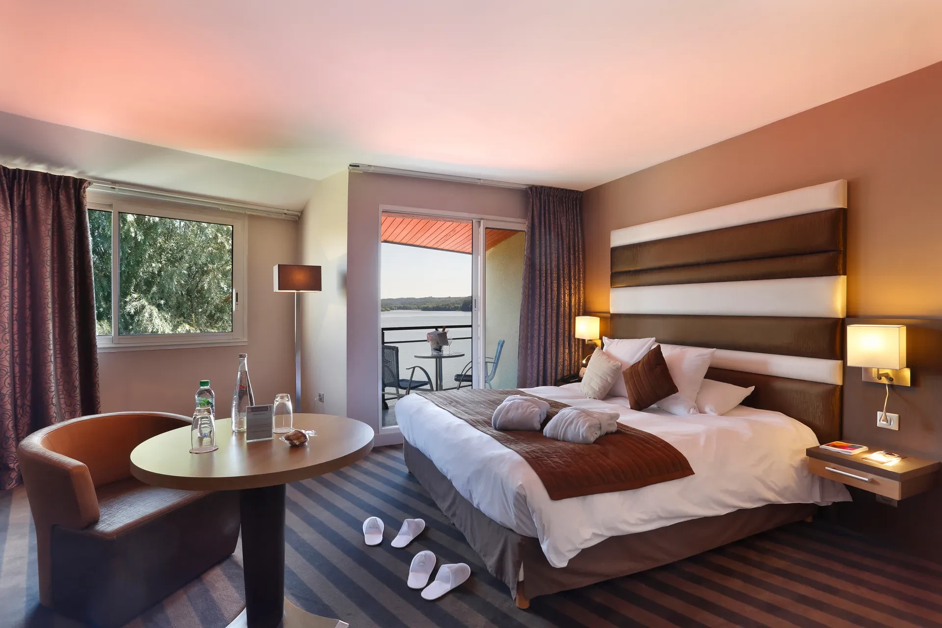 Chambre d'hôtel confortable avec vue sur balcon.