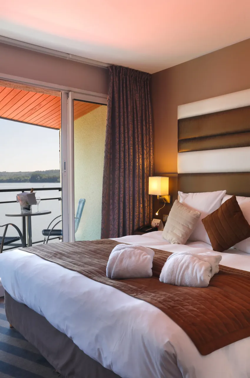 Chambre d'hôtel avec vue sur le lac.