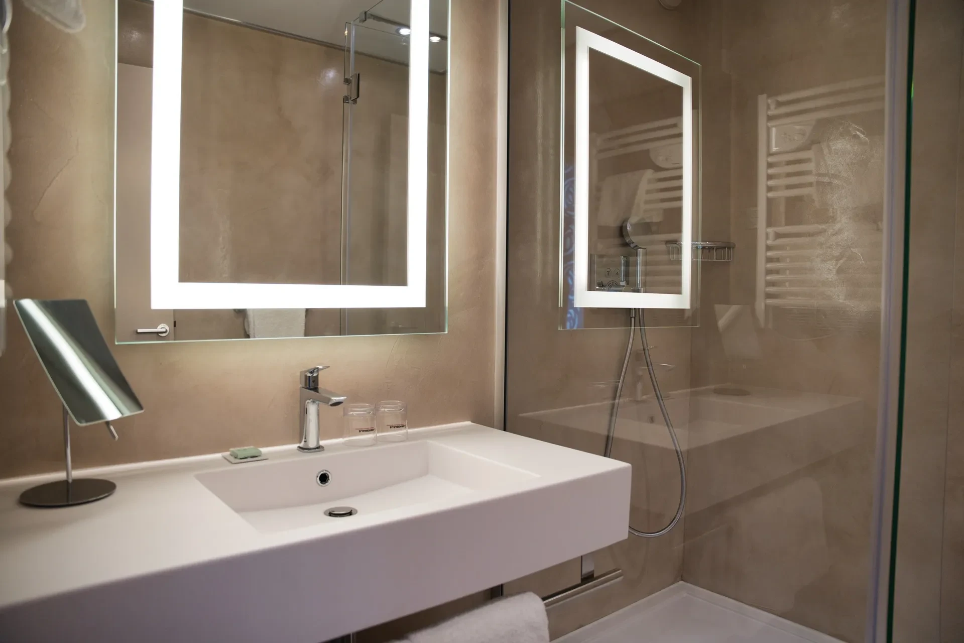 Salle de bain moderne avec miroir éclairé.