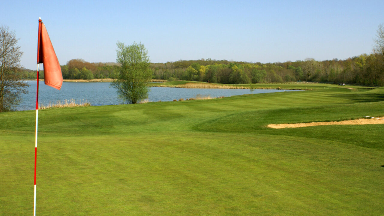 Vue panoramique d'un parcours verdoyant au Golf dans l'Aisne