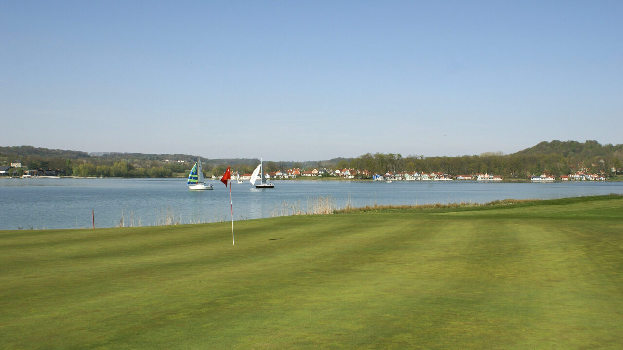 Drapeau sur un green parfaitement entretenu au Golf proche de Reims