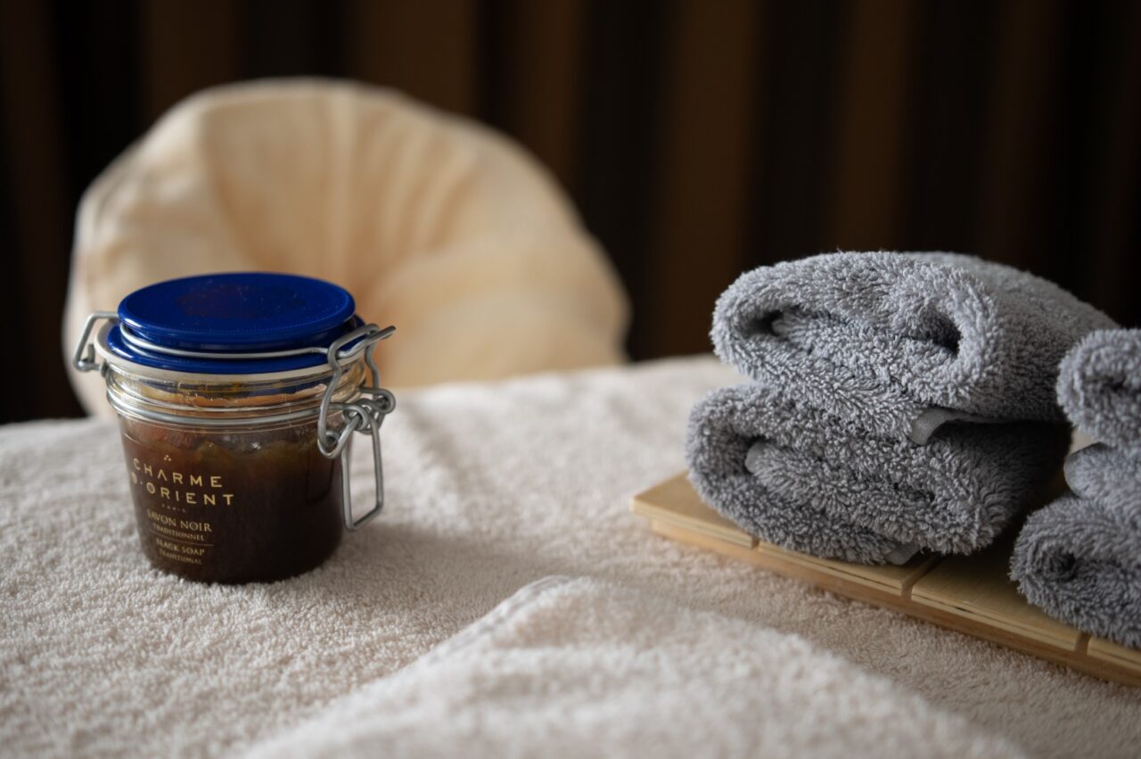 Serviettes de soins et huiles essentielles préparées pour une séance au Spa à Reims.
