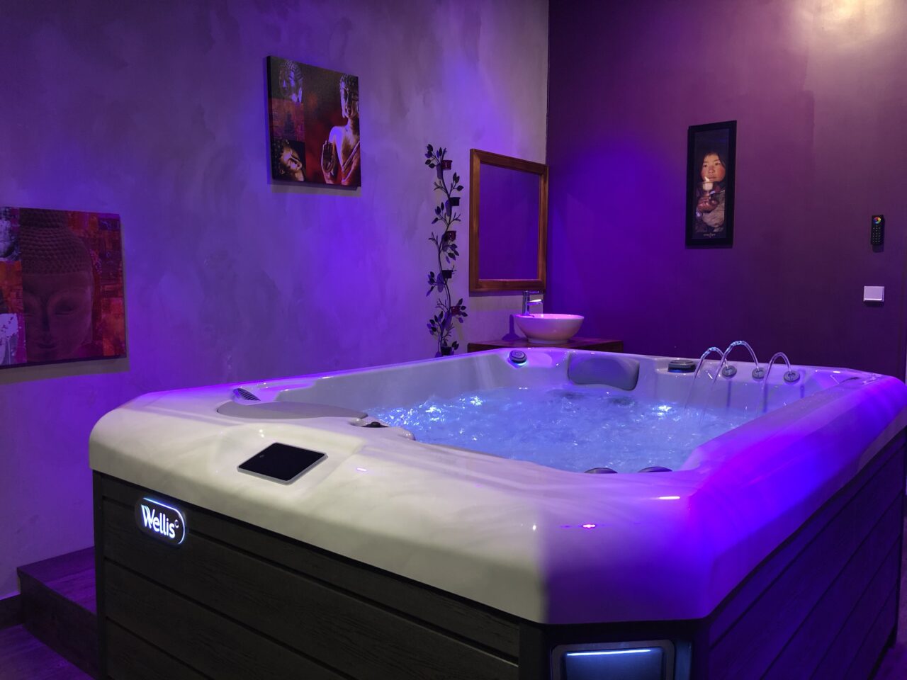 Bain à remous illuminé dans un espace bien-être de ce Spa à Chamouille