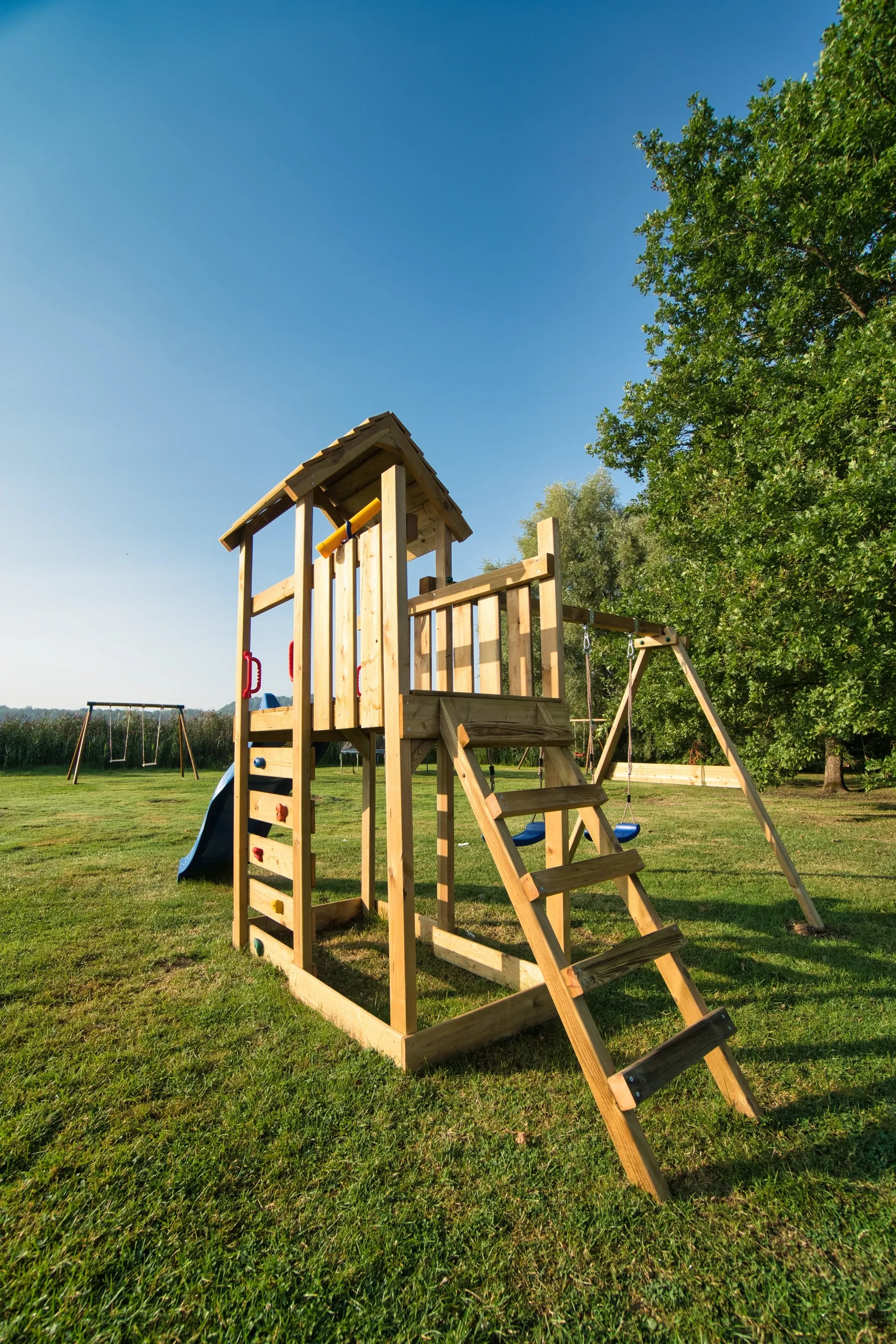Structure de jeu en bois dans un parc.