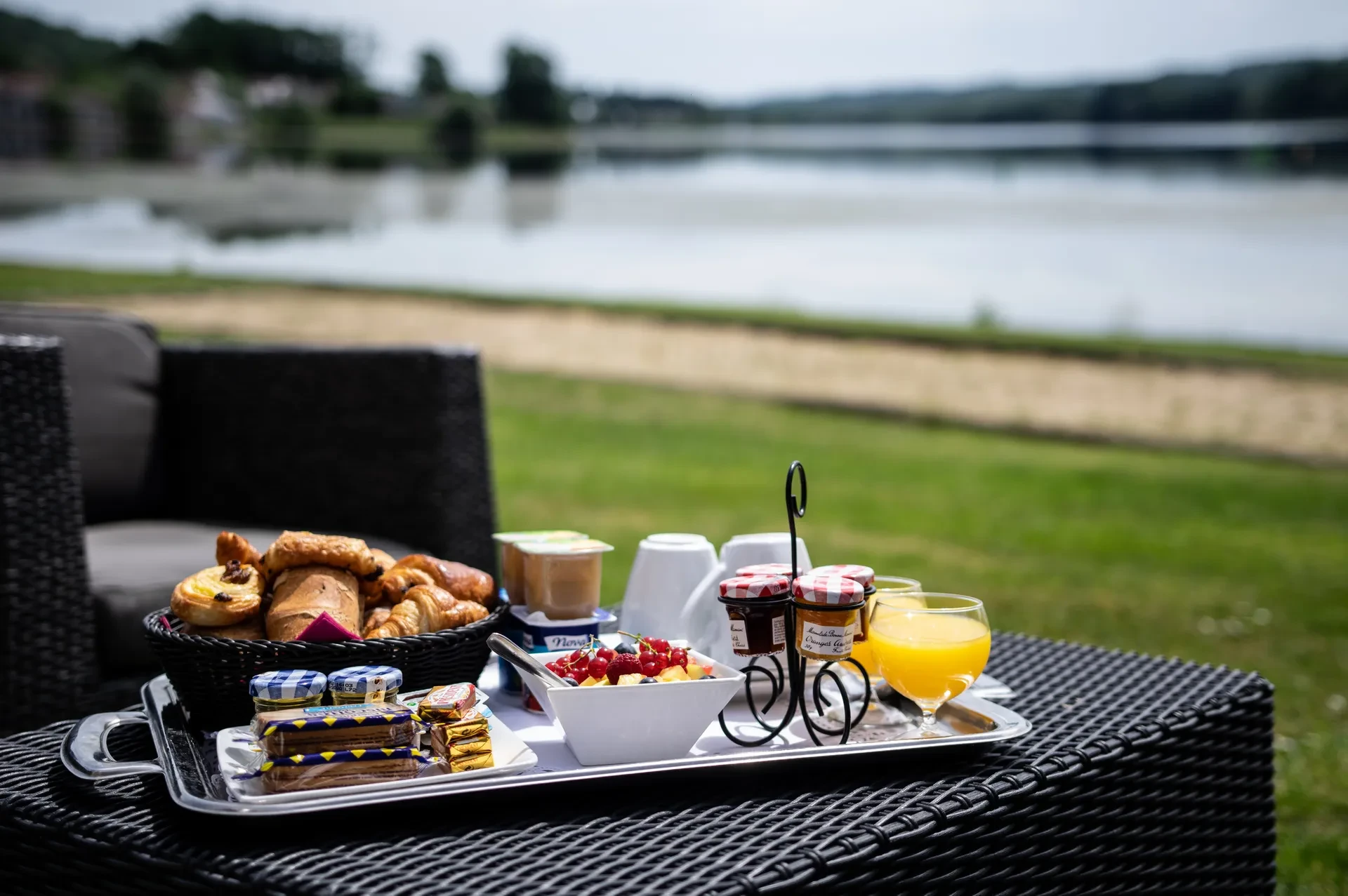 Petit déjeuner en plein air près du lac.