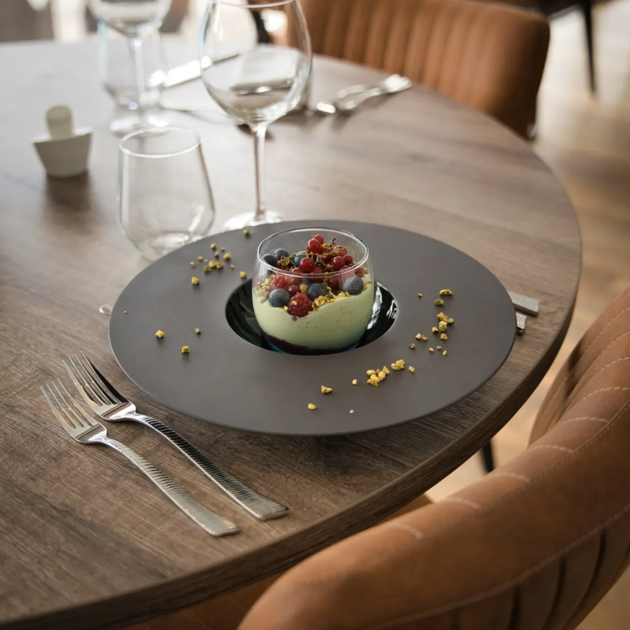 Dessert fruité sur une table élégante.