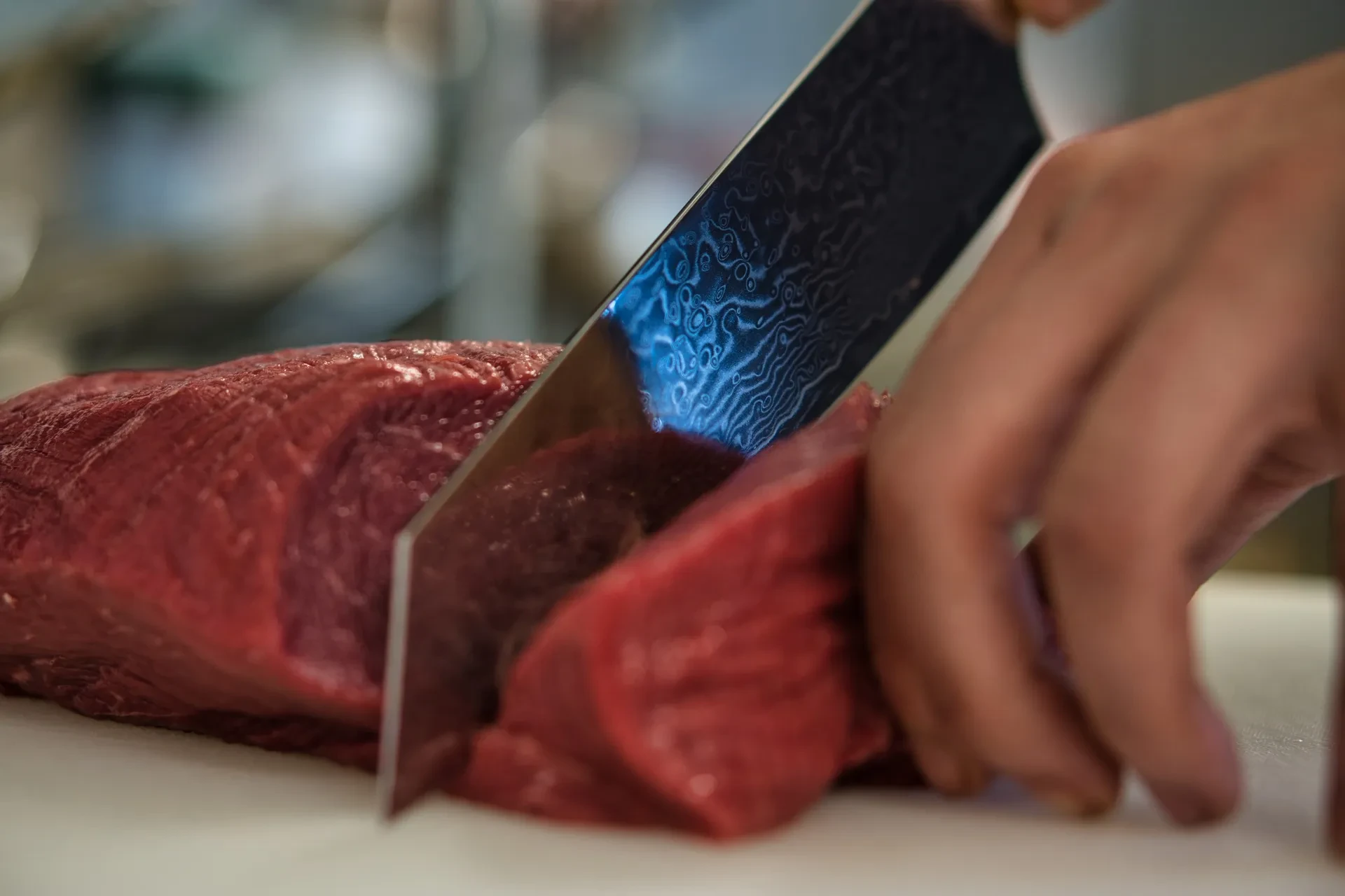 Découpe de viande avec un couteau japonais.