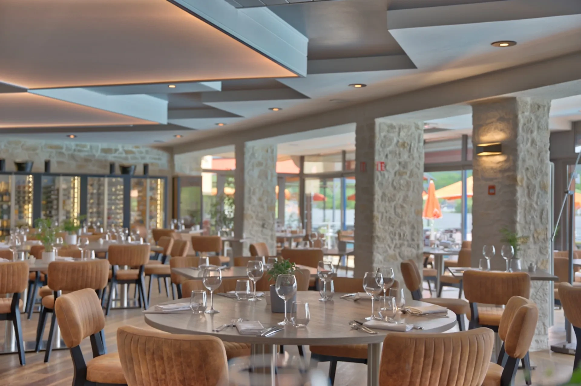 Salle de restaurant moderne avec tables dressées.