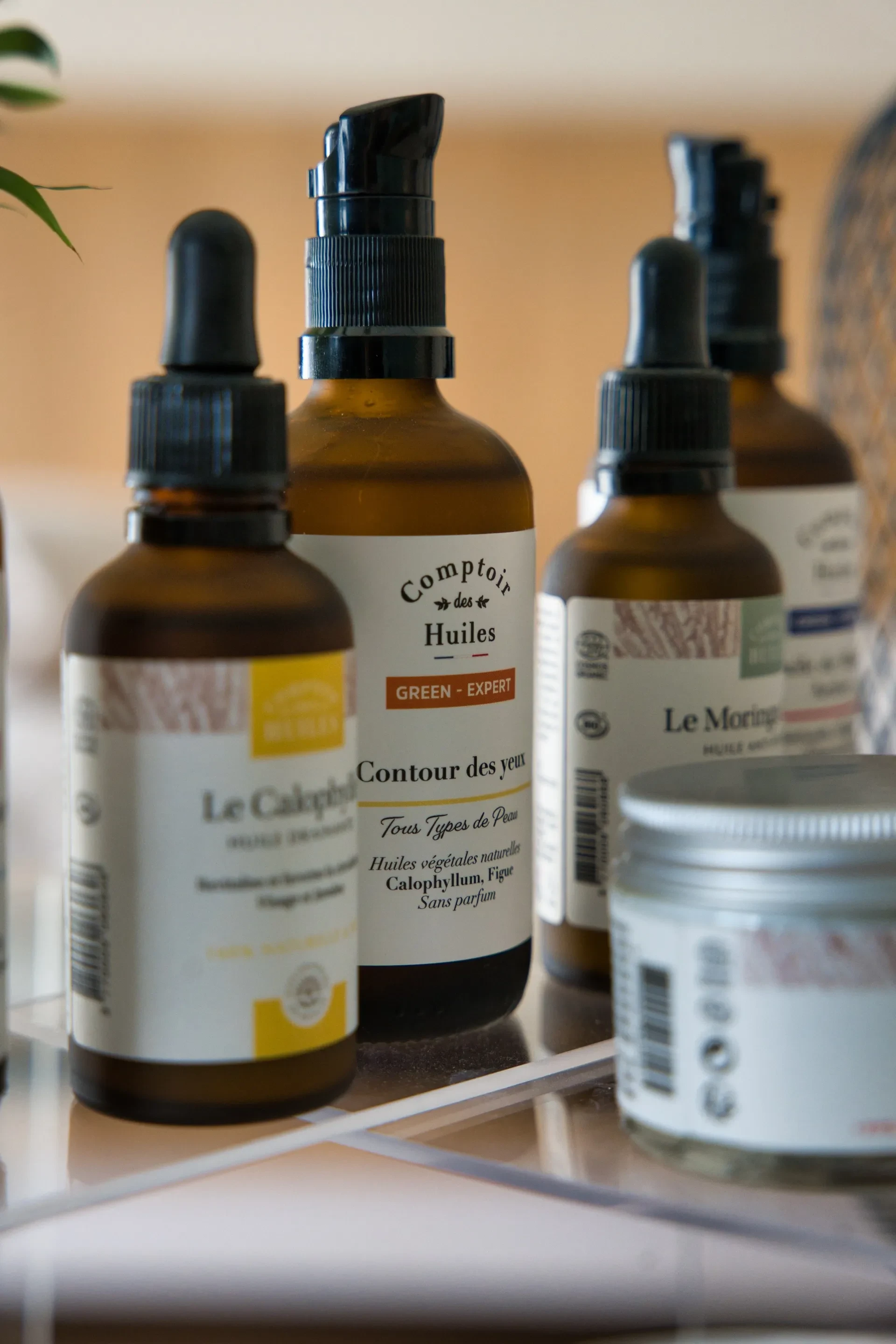 Gros plan sur des flacons d'huiles essentielles et produits de soin utilisés pour les massages et le spa.