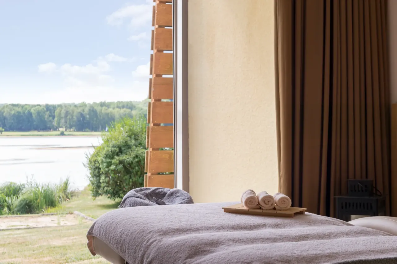 Table de massage vue sur paysage extérieur