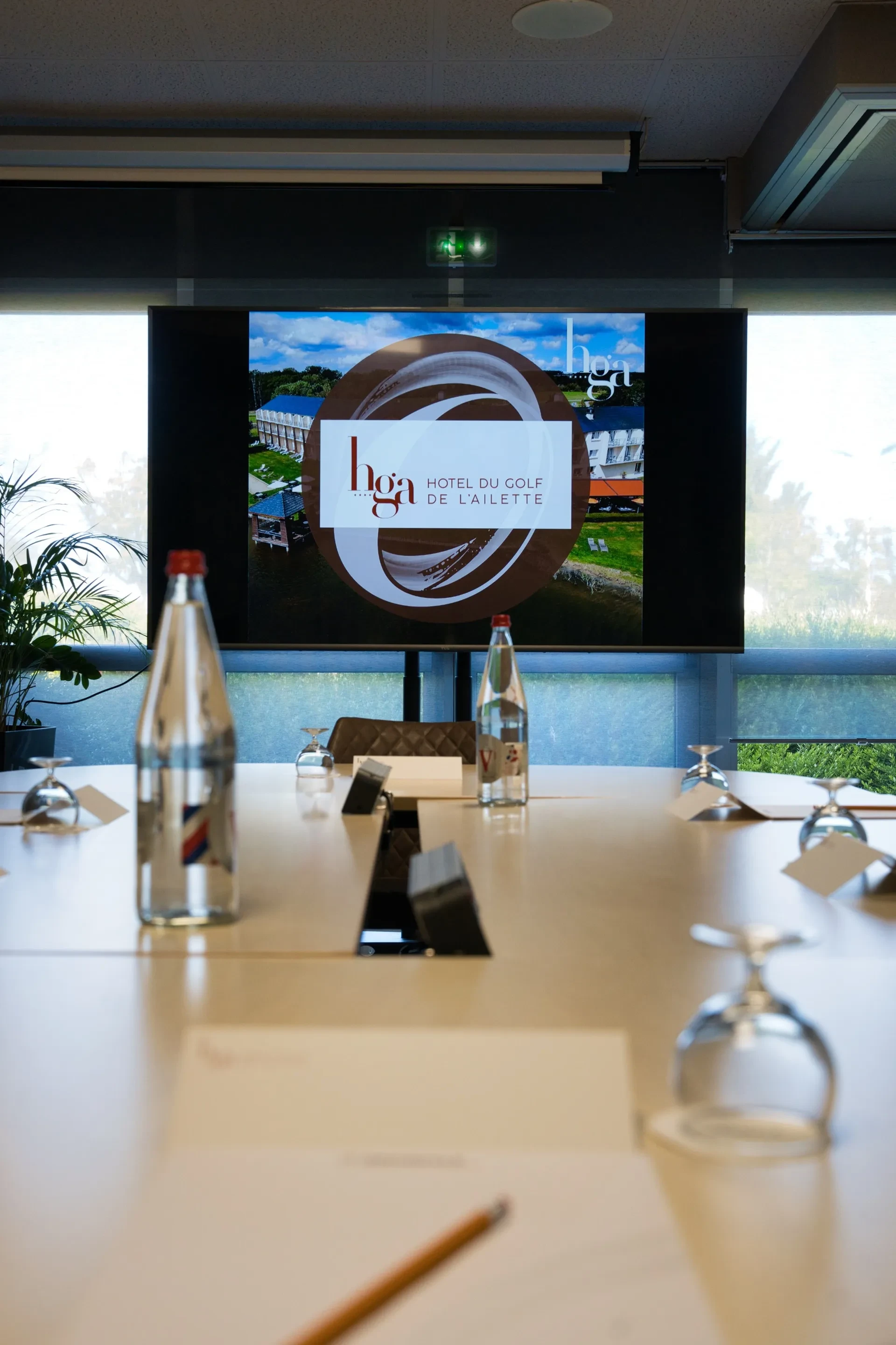 Salle de réunion avec logo de l'hôtel.