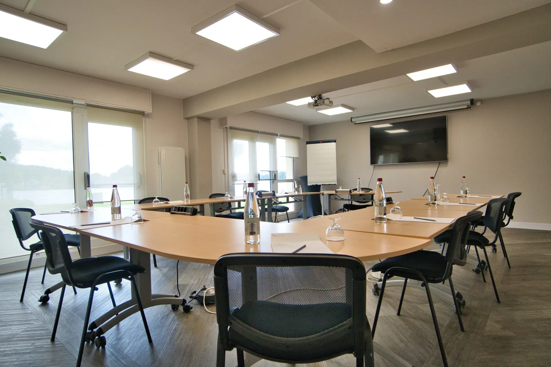 Salle de réunion moderne avec table ovale