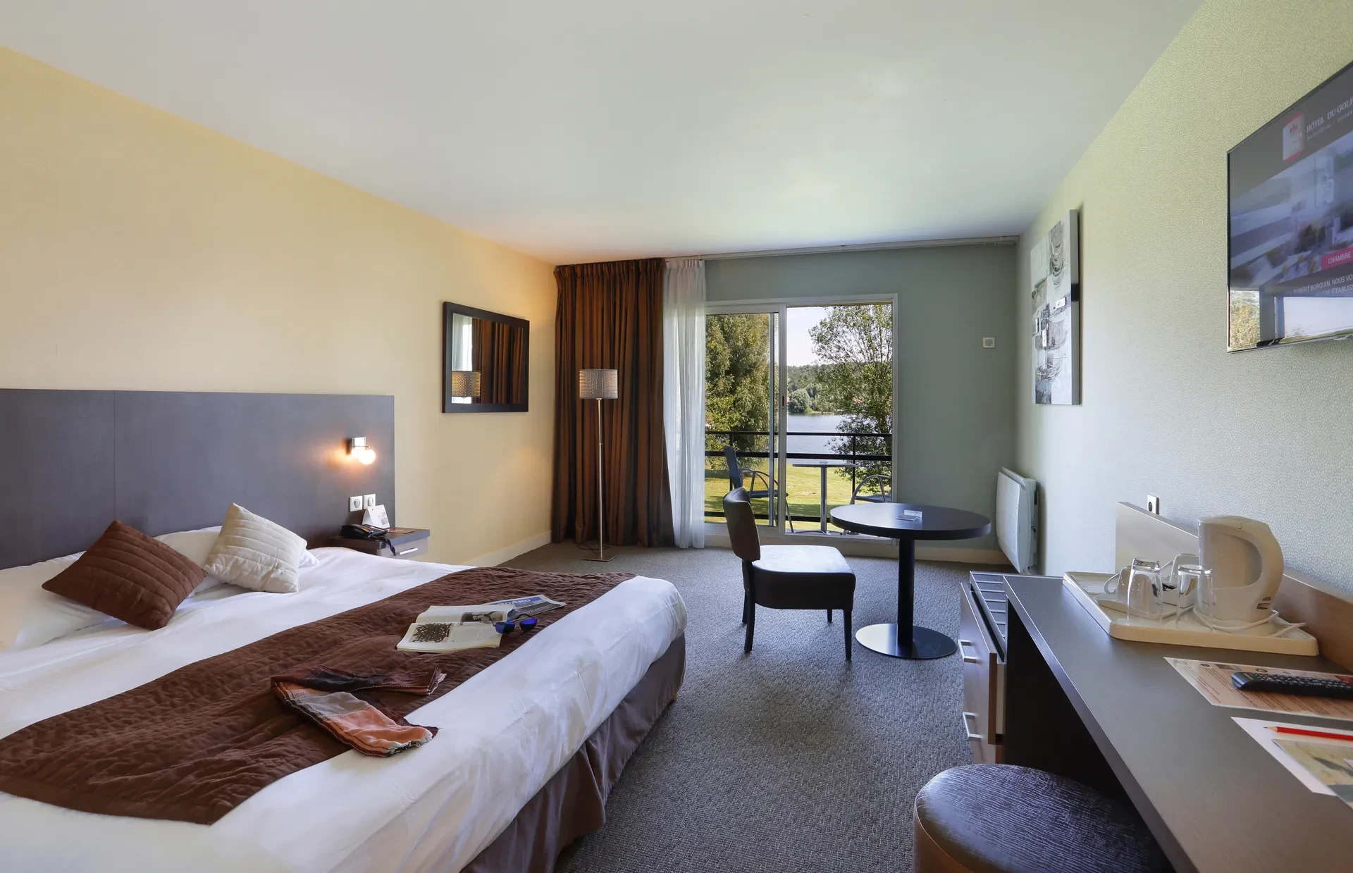 Chambre d'hôtel spacieuse avec vue sur jardin.