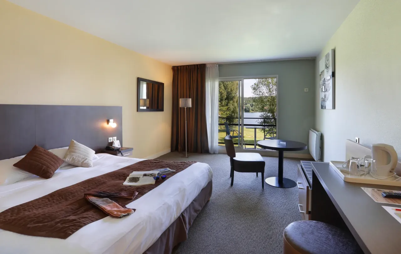Chambre d'hôtel avec vue sur le lac