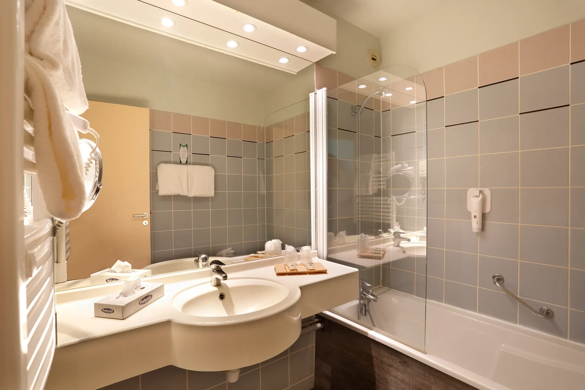Salle de bain moderne avec baignoire et lavabo.