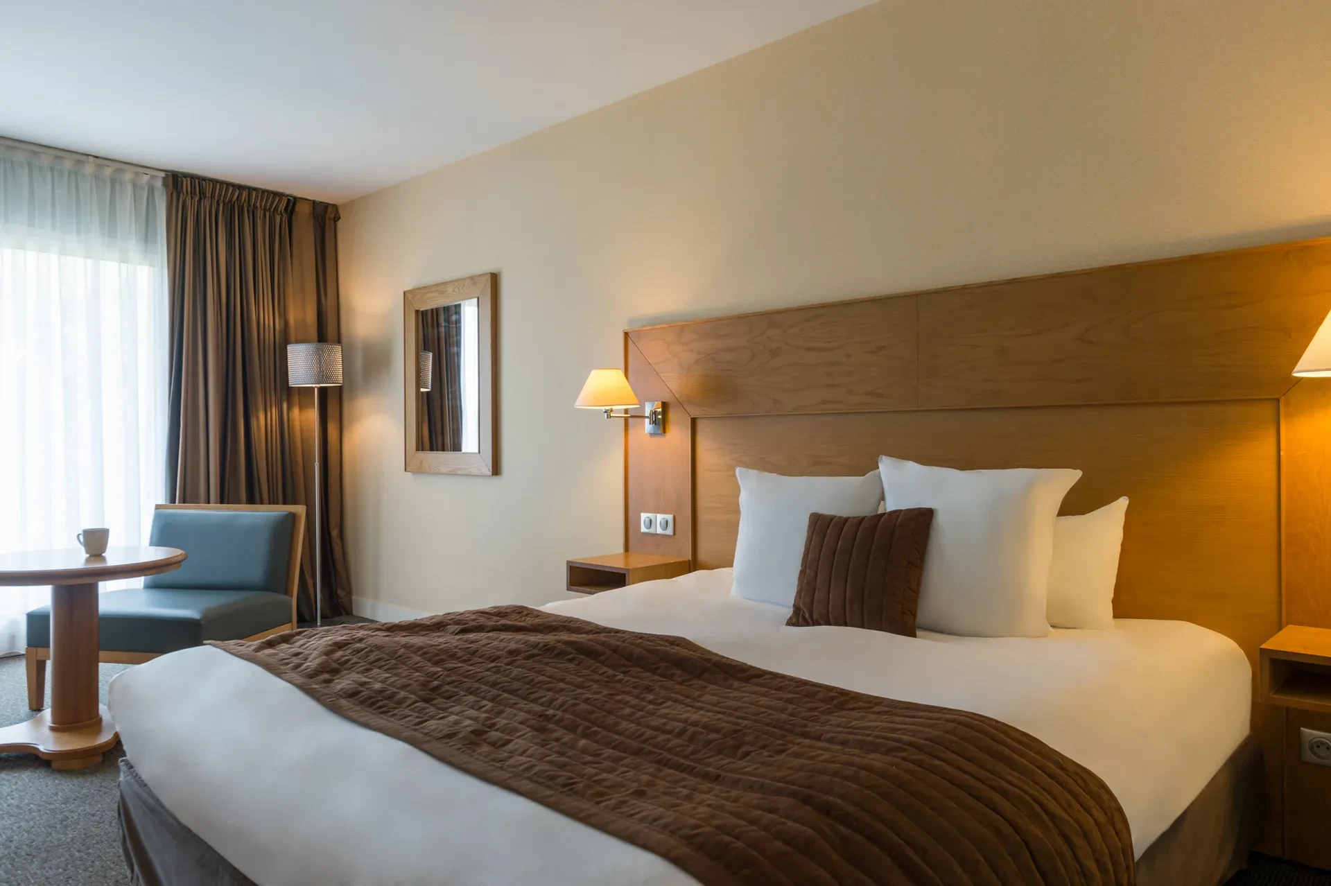 Chambre d'hôtel moderne et confortable avec lit double.