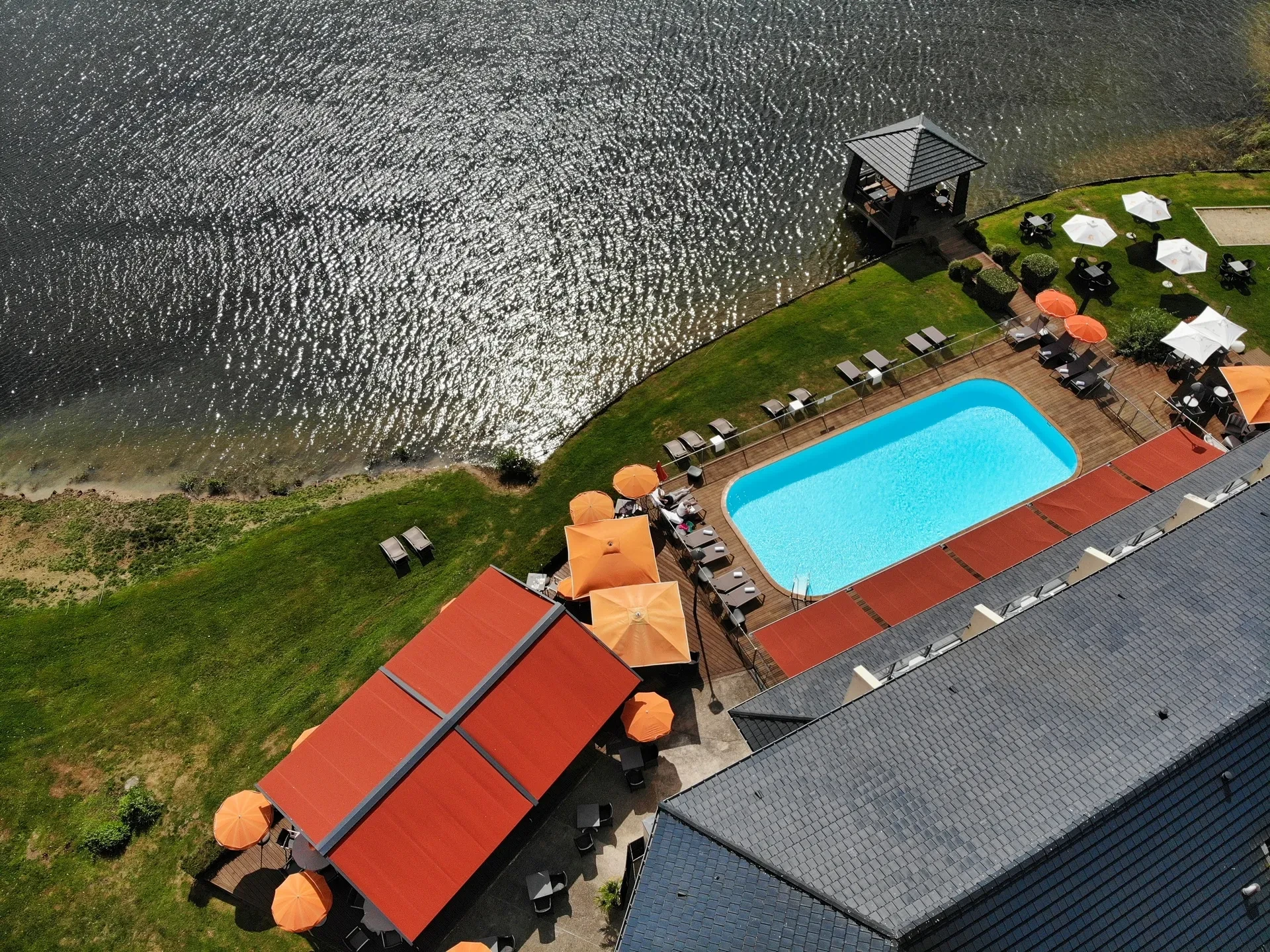 Vue aérienne d'une piscine près d'un lac.