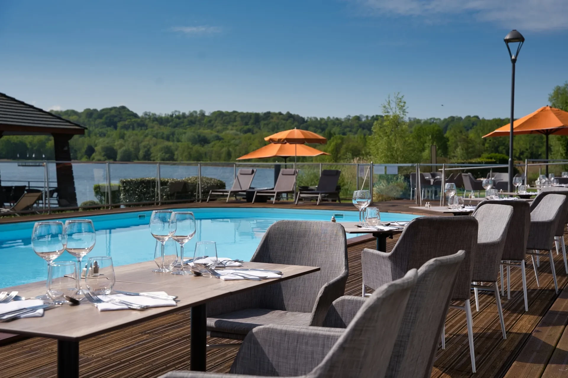 Terrasse de restaurant au bord de la piscine.