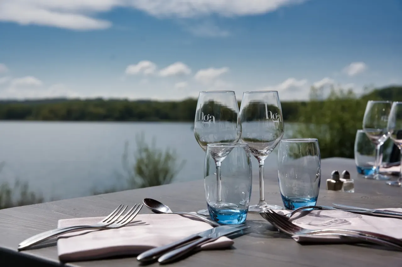 Table dressée face à lac paisible.