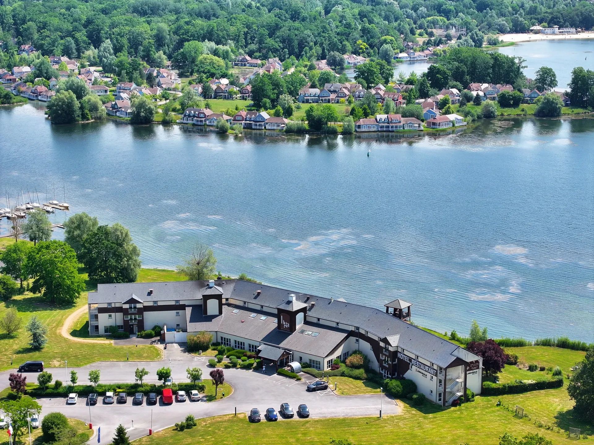 Hôtel au bord d'un lac paisible avec maisons.